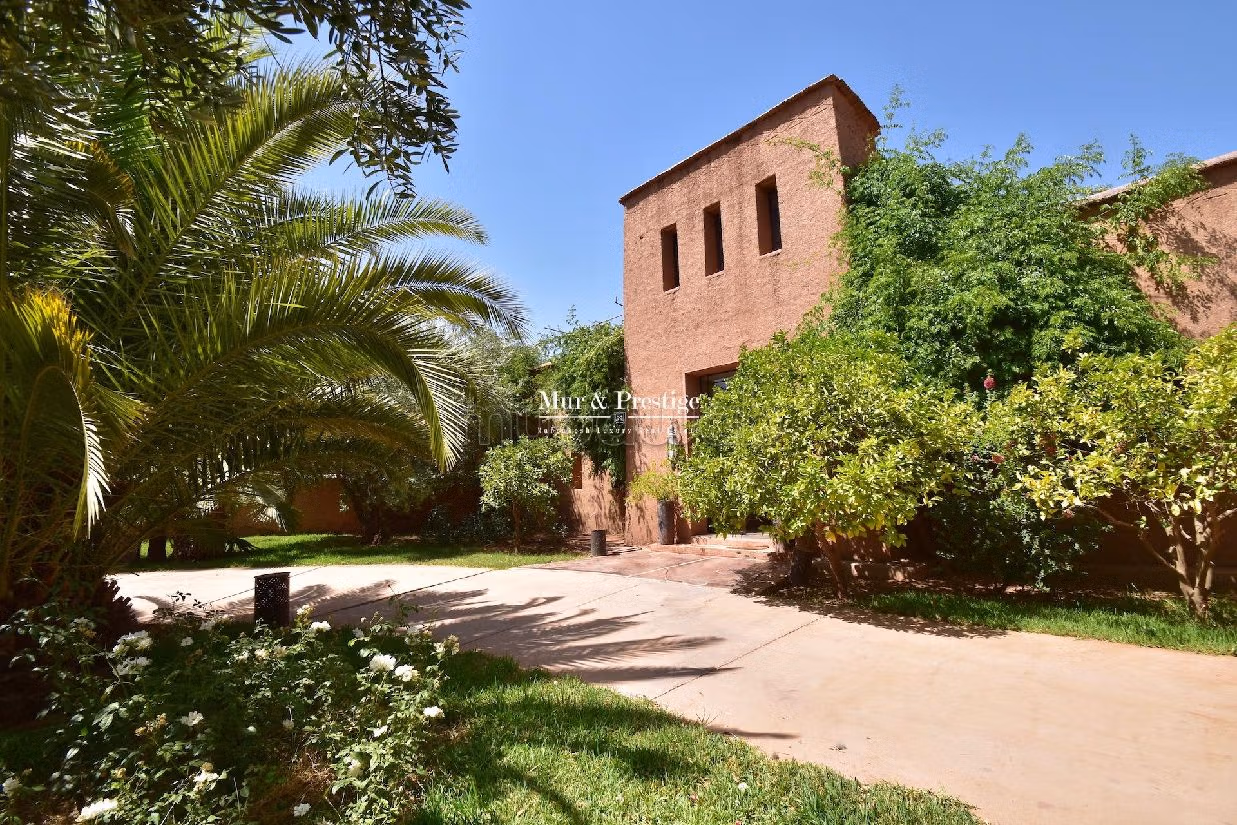 Maestosa residenza di lusso in vendita a Route de l'Ourika. 6 locali spaziosi. Piscina e camino