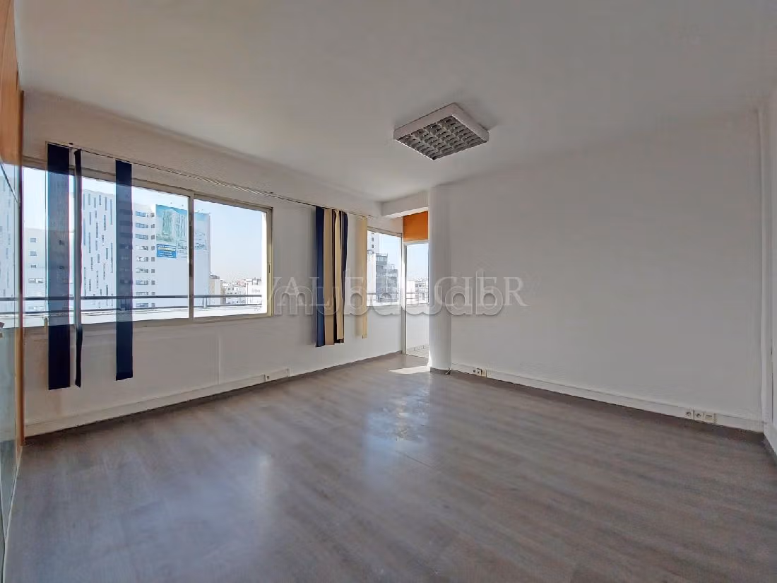 Offices for rent. Area of 210 m². Lift and parking spaces. 