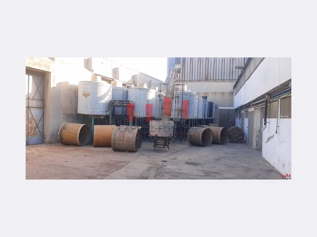 Offices & shops for sale in Zone Industrielle. Dimension 4000 m². 