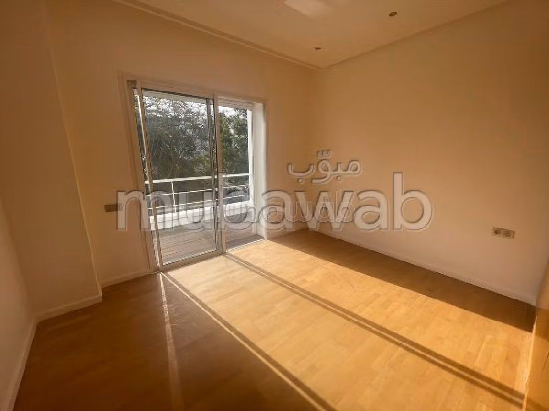 Luxury Villa for rent in Hassan - Centre Ville. Dimension 800 m². Secured door, General satellite dish. 