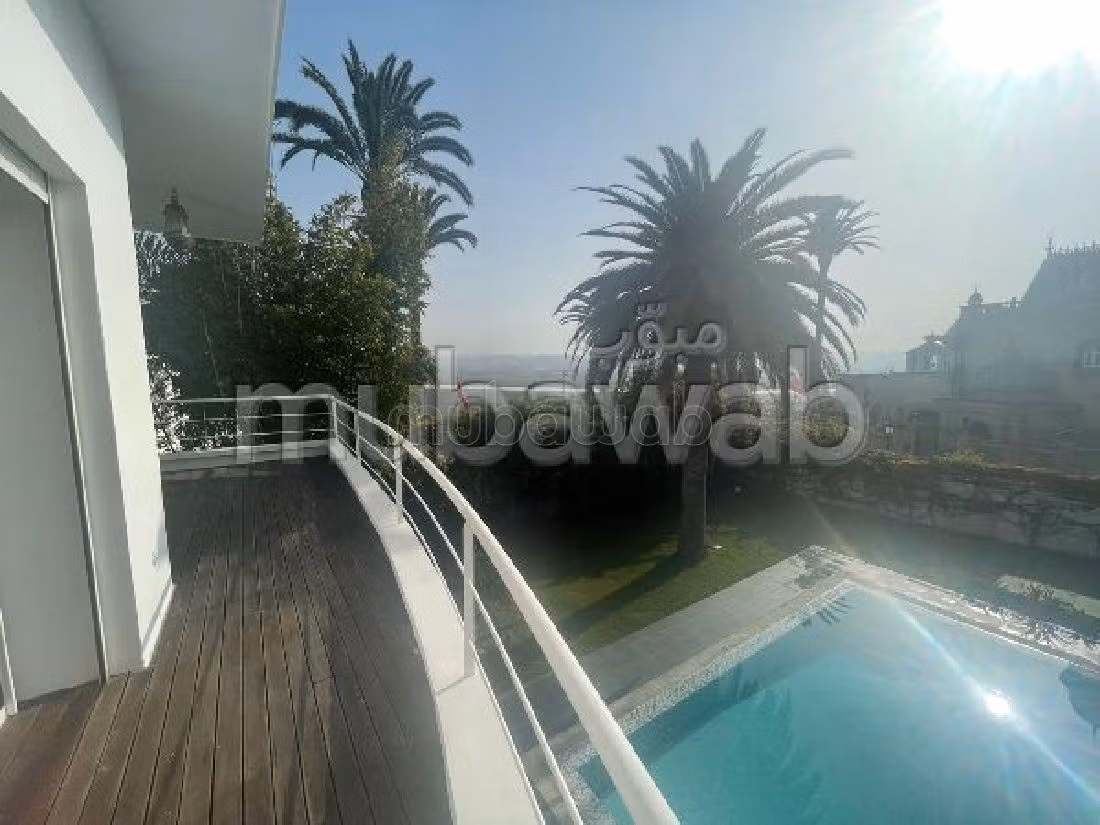 Luxury Villa for rent in Hassan - Centre Ville. Dimension 800 m². Secured door, General satellite dish. 