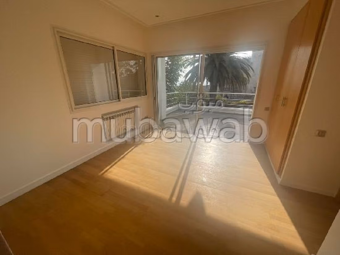 Luxury Villa for rent in Hassan - Centre Ville. Dimension 800 m². Secured door, General satellite dish. 