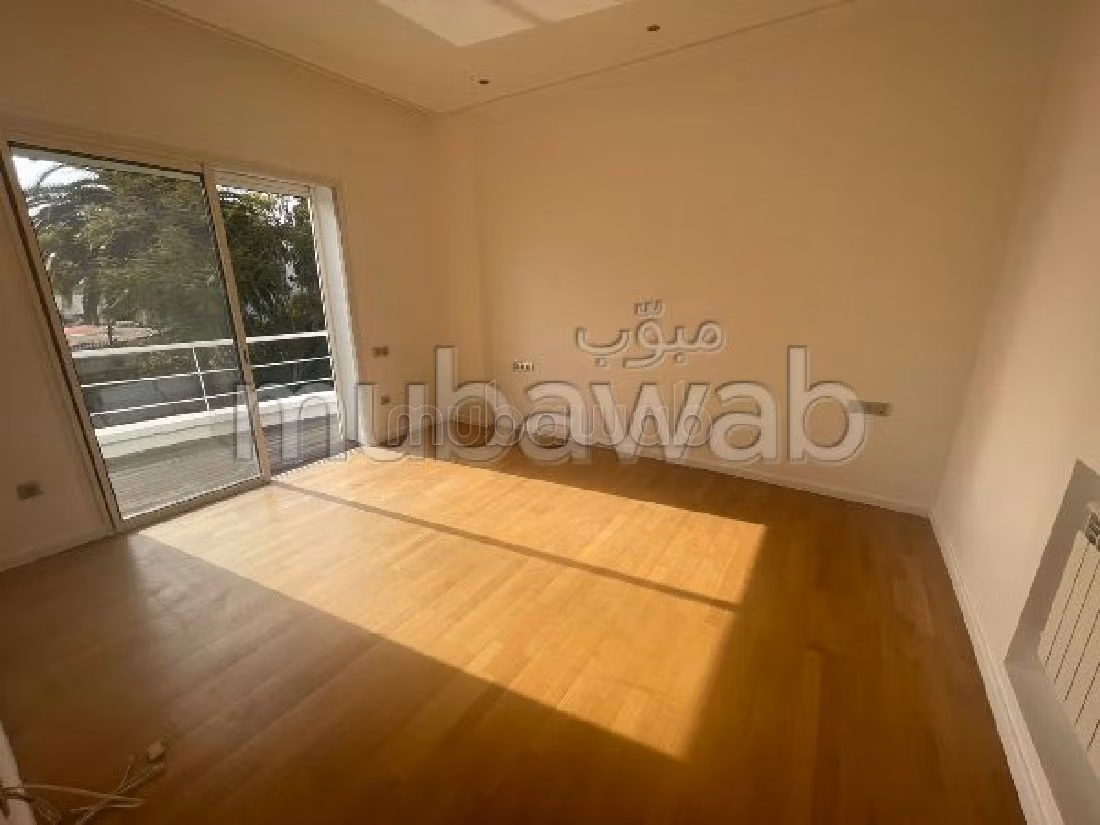 Luxury Villa for rent in Hassan - Centre Ville. Dimension 800 m². Secured door, General satellite dish. 