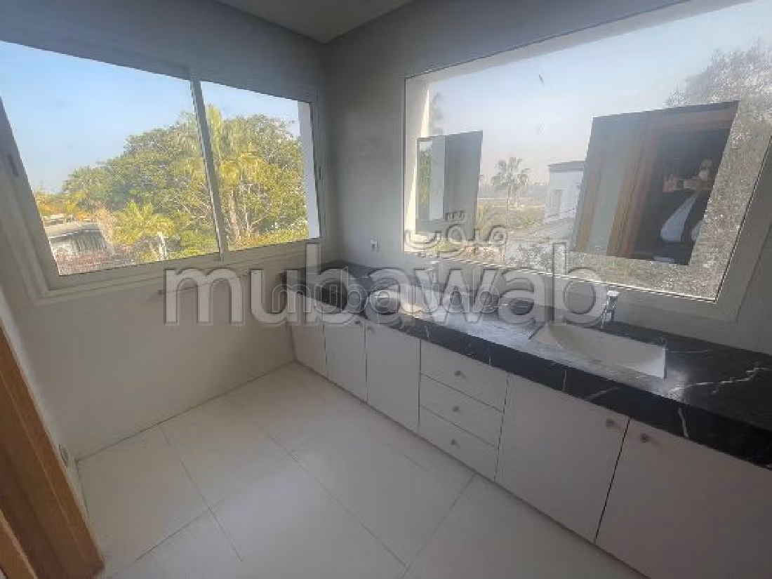 Luxury Villa for rent in Hassan - Centre Ville. Dimension 800 m². Secured door, General satellite dish. 