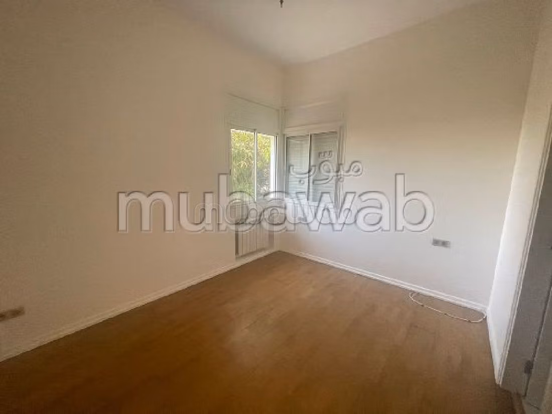 Luxury Villa for rent in Hassan - Centre Ville. Dimension 800 m². Secured door, General satellite dish. 