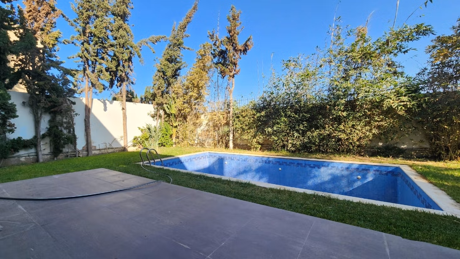 Magnifique villa à vendre 
Bouskoura résidence fermée