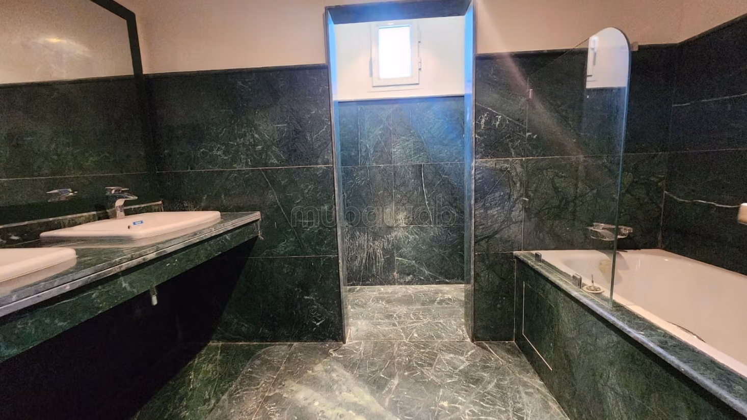 Magnifique villa à vendre 
Bouskoura résidence fermée