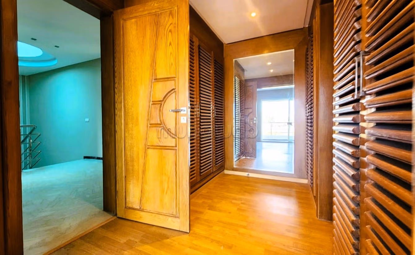 Magnifique villa à vendre 
Bouskoura résidence fermée