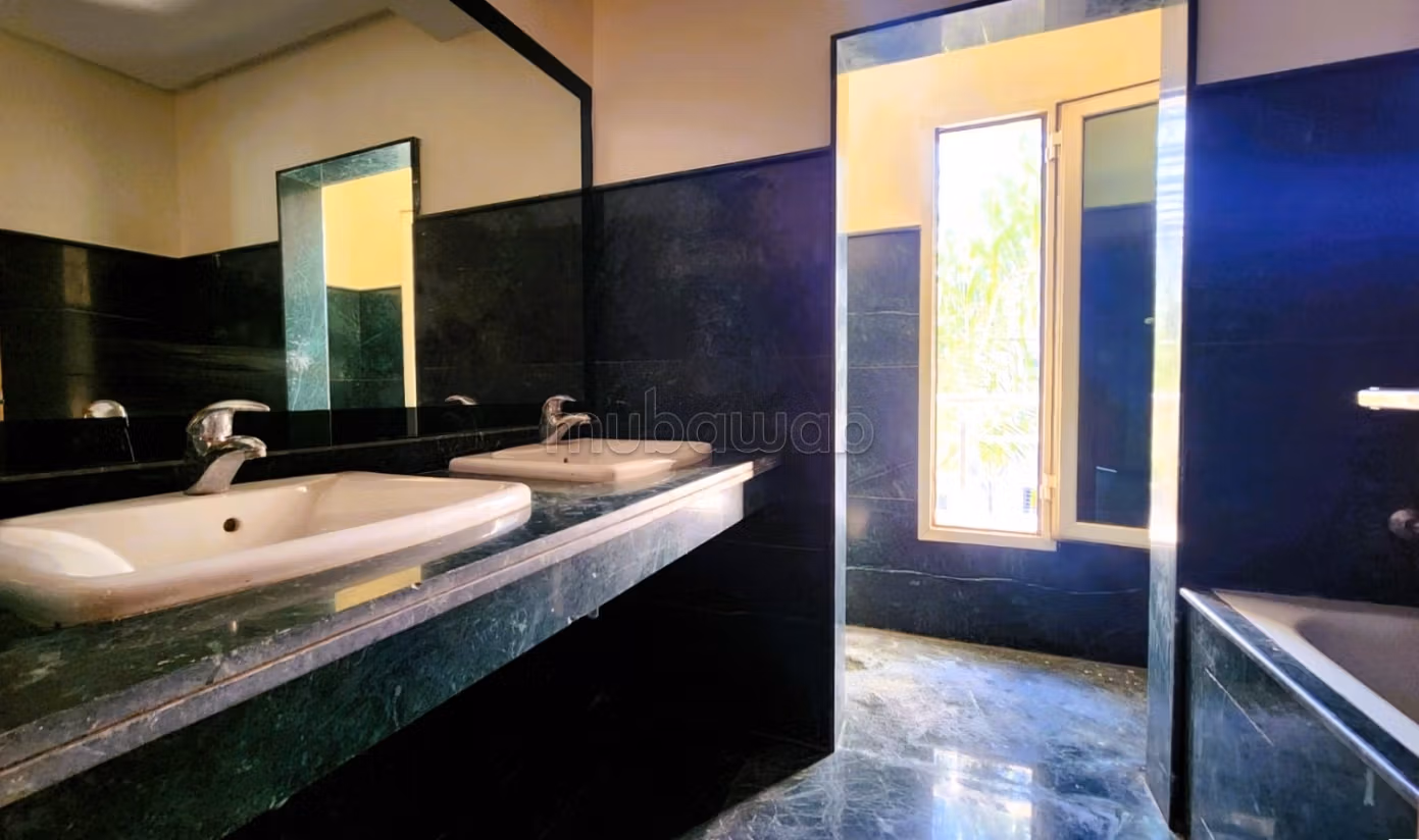 Magnifique villa à vendre 
Bouskoura résidence fermée
