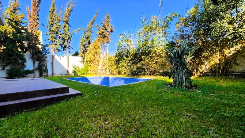 Magnifique villa à vendre 
Bouskoura résidence fermée