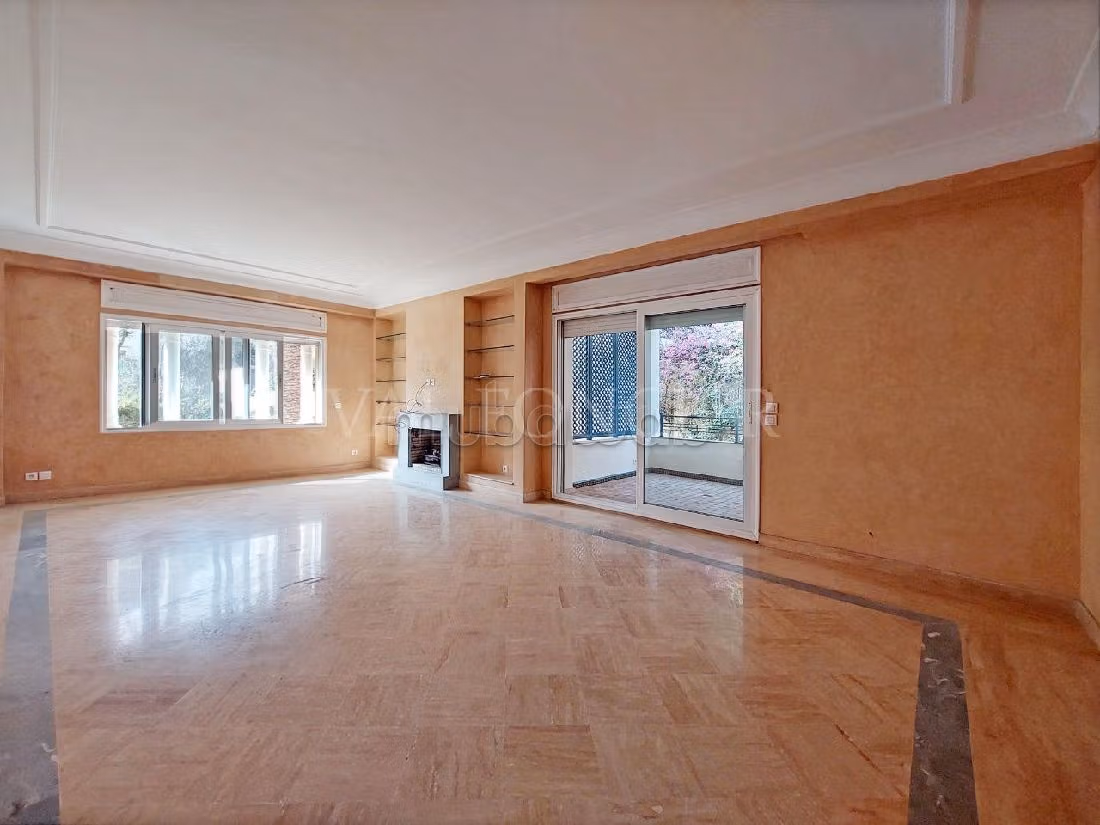 High quality villa for rent in Californie. Area 500 m². Green areas, Parking spaces for cars. 