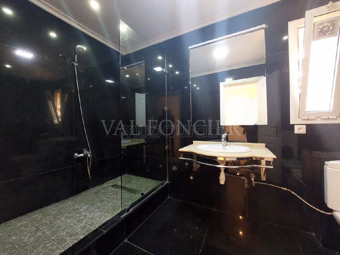 High quality villa for rent in Californie. Area 500 m². Green areas, Parking spaces for cars. 