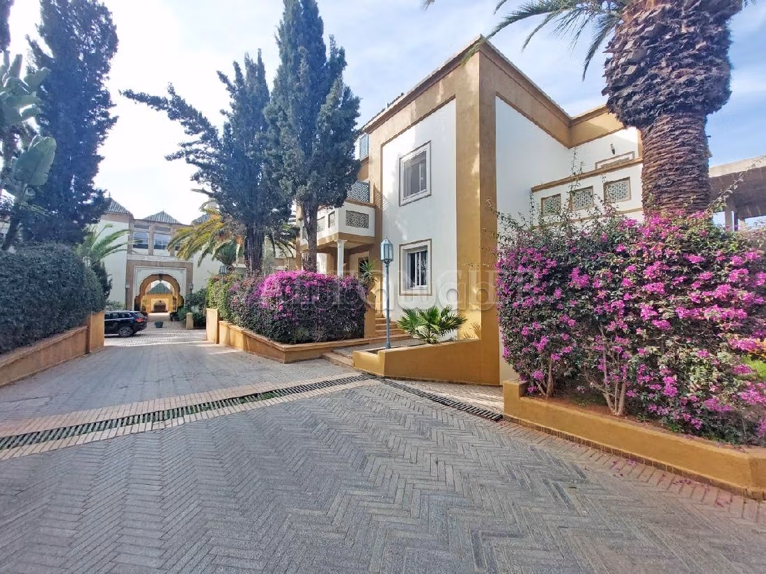 High quality villa for rent in Californie. Area 500 m². Green areas, Parking spaces for cars. 