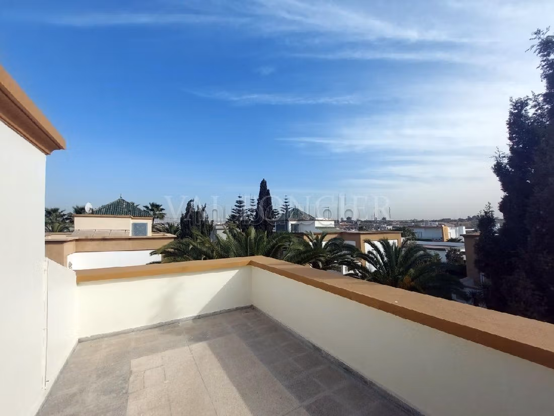 High quality villa for rent in Californie. Area 500 m². Green areas, Parking spaces for cars. 