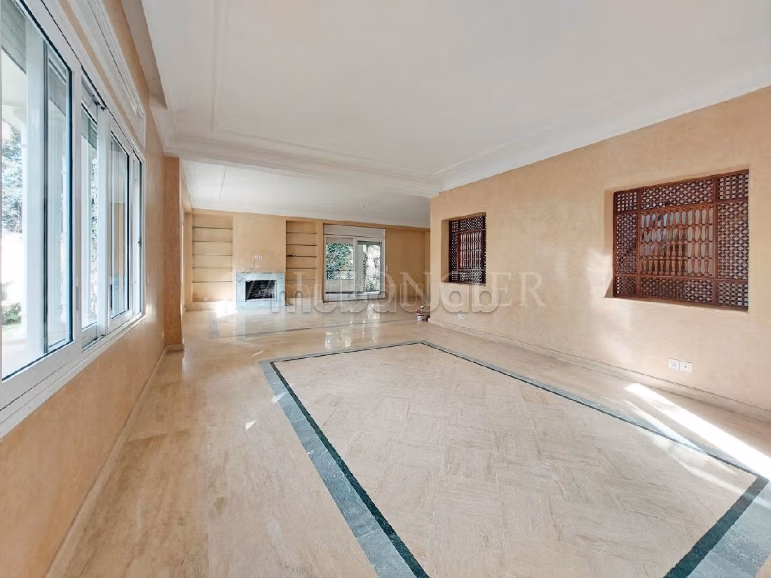 High quality villa for rent in Californie. Area 500 m². Green areas, Parking spaces for cars. 