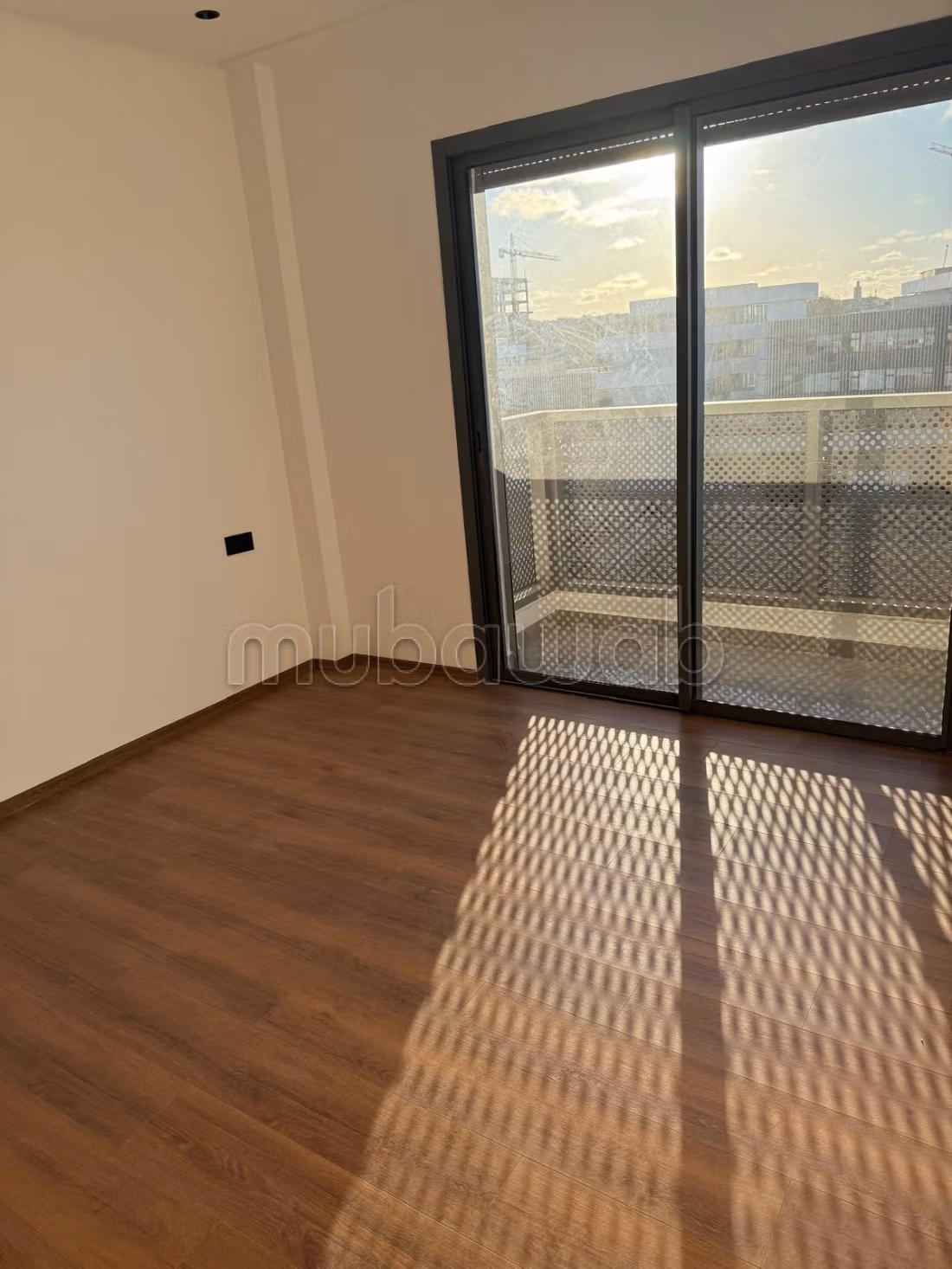 Sunny studio for rent empty in CFC