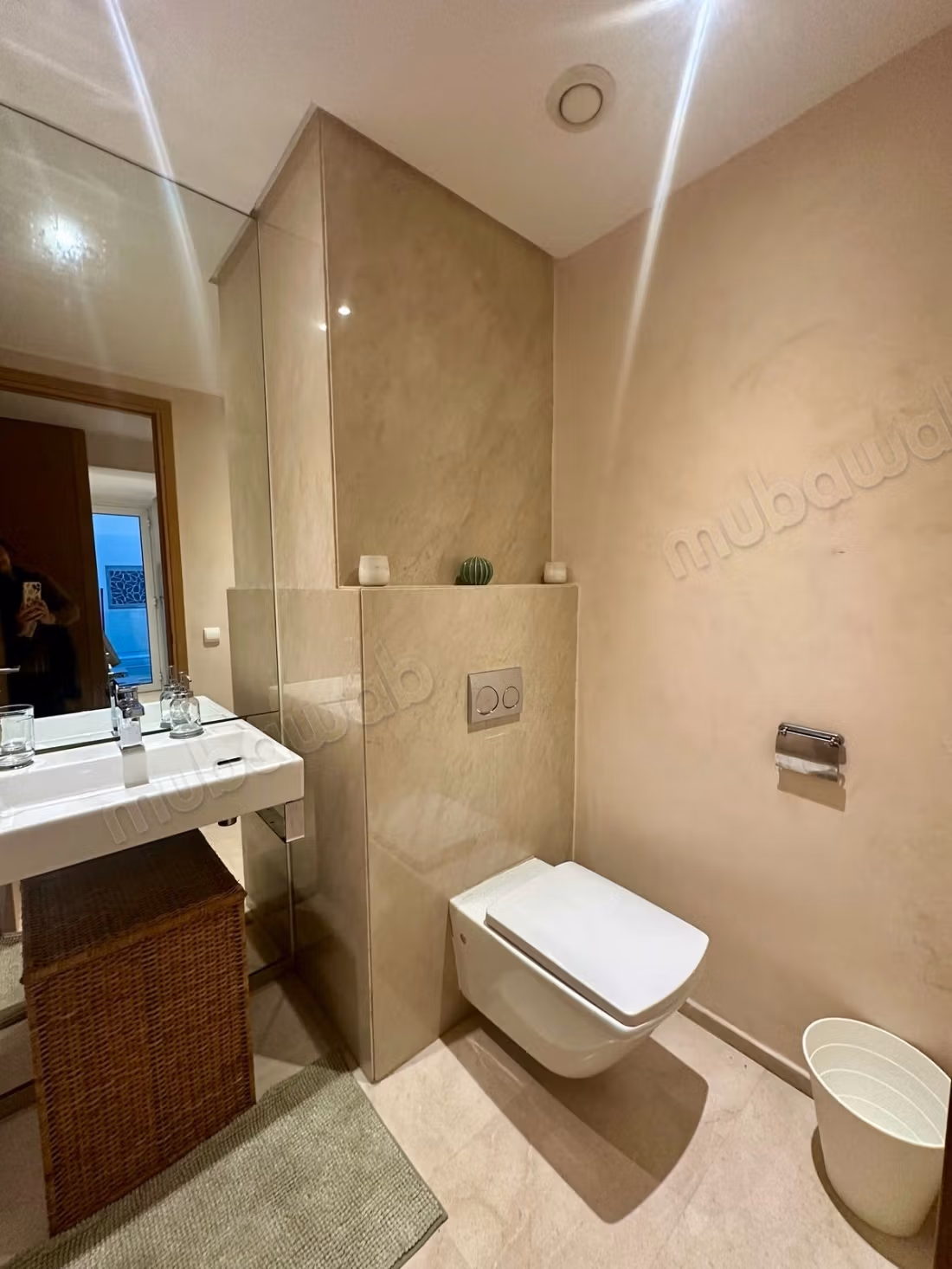 Très beau studio meublé à louer à CFC