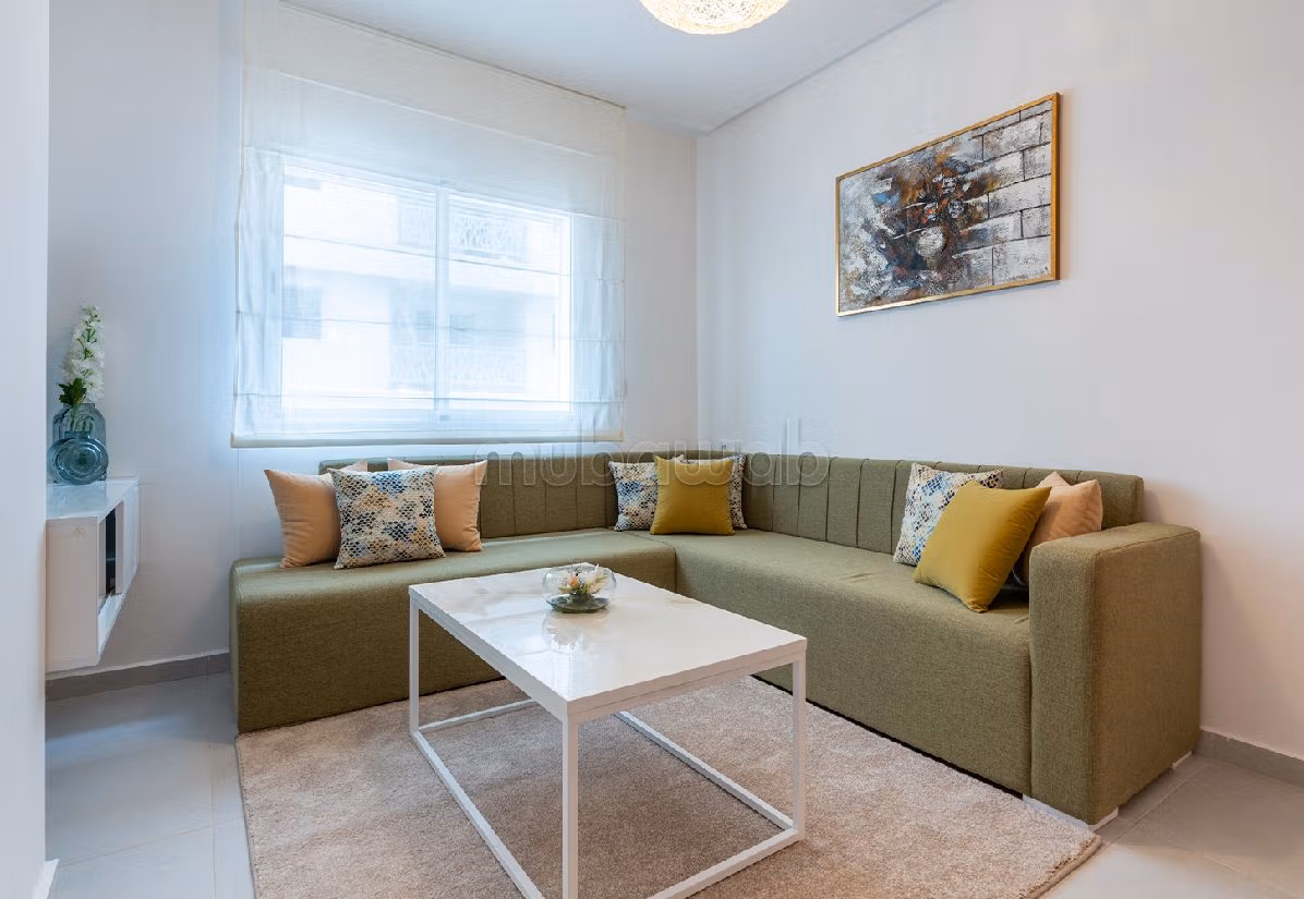 Vendita di uno splendido appartamento a Mesnana. Superficie totale 112 m². Dotato di giardino e ascensore. 