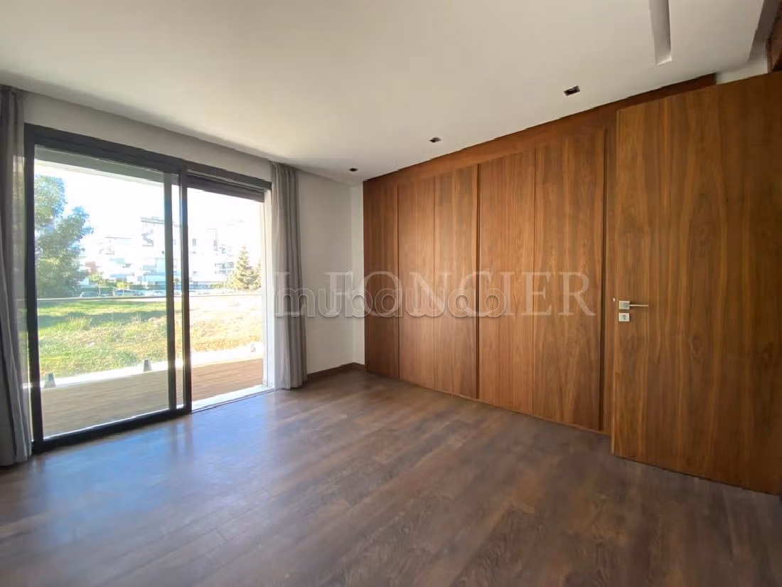 Very nice apartment for rent in Port. 2 lovely rooms. Garden and terrace. 