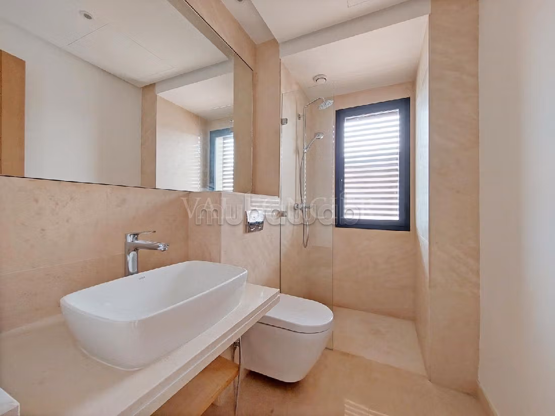 Luxury Villa for rent in Ain Diab. Area of 420 m². Gardeners, Large terrace. 