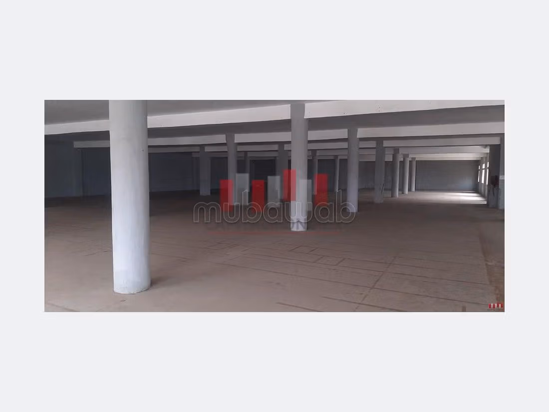 Commercieel vastgoed beschikbaar in Zone industrielle. Oppervlakte 5400 m². 