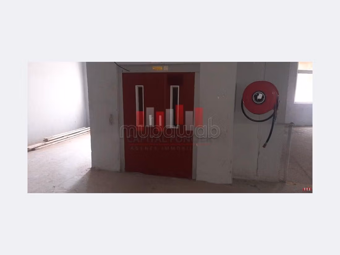 Commercieel vastgoed beschikbaar in Zone industrielle. Oppervlakte 5400 m². 