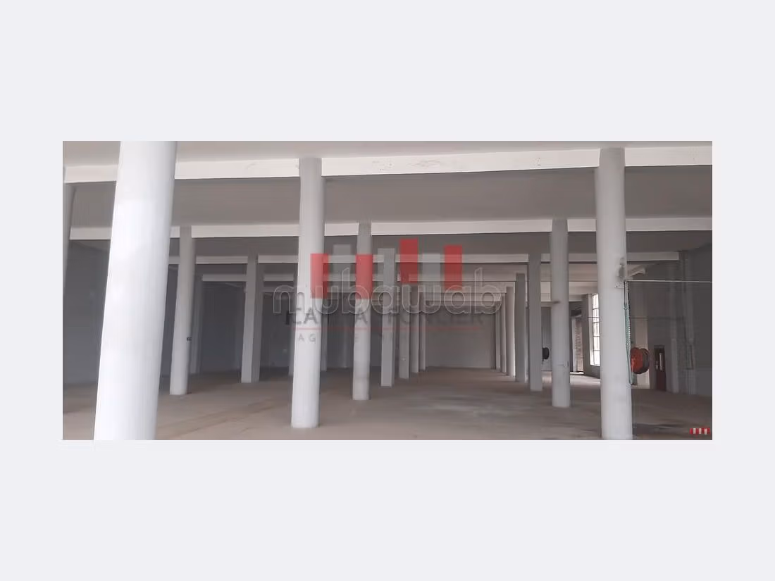 Commercieel vastgoed beschikbaar in Zone industrielle. Oppervlakte 5400 m². 