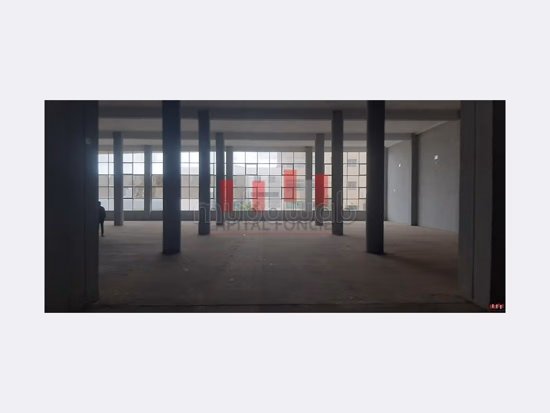 Commercieel vastgoed beschikbaar in Zone industrielle. Oppervlakte 5400 m². 