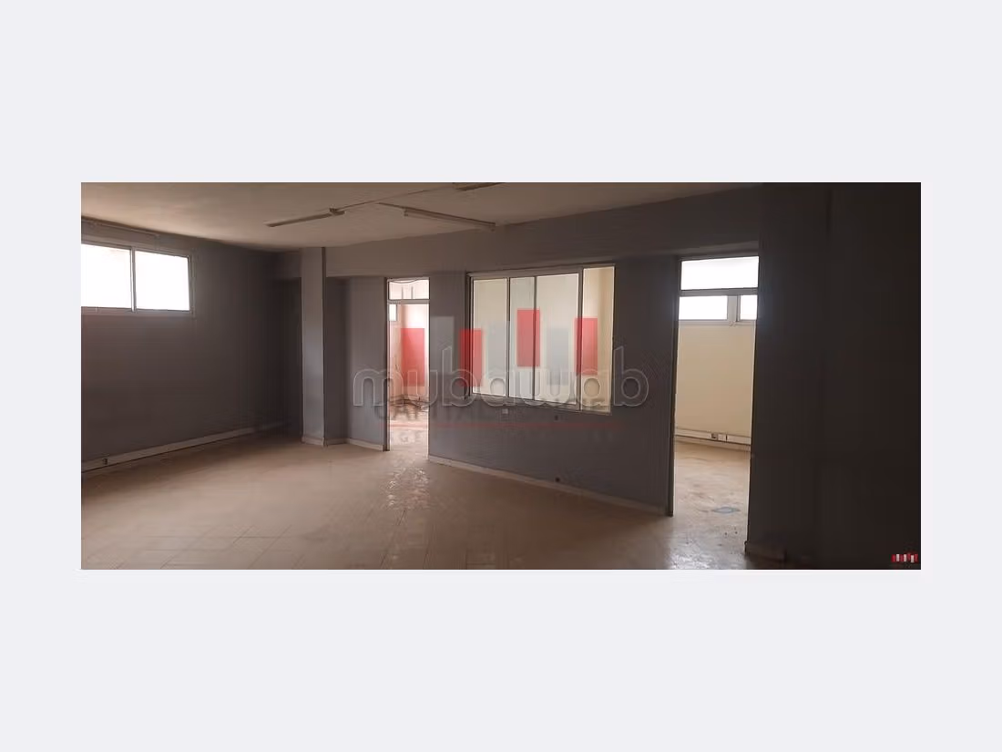 Commercieel vastgoed beschikbaar in Zone industrielle. Oppervlakte 5400 m². 