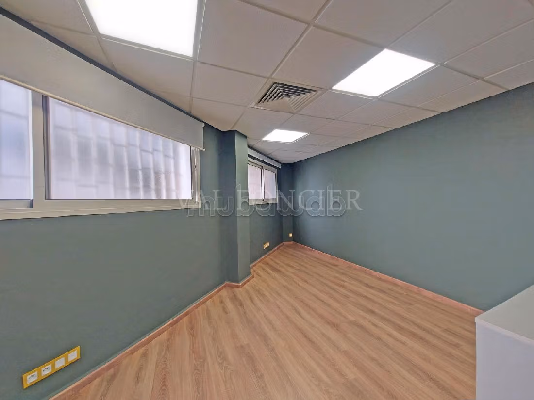 Offices for rent in Racine. Dimension 135 m². Basement. 