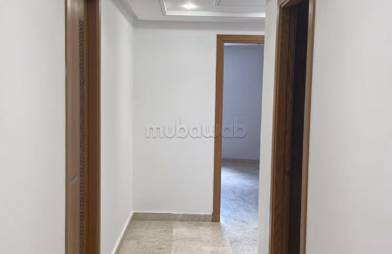 Affitto di uno splendido appartamento a Centre. 4 ampi locali. Ammobiliato