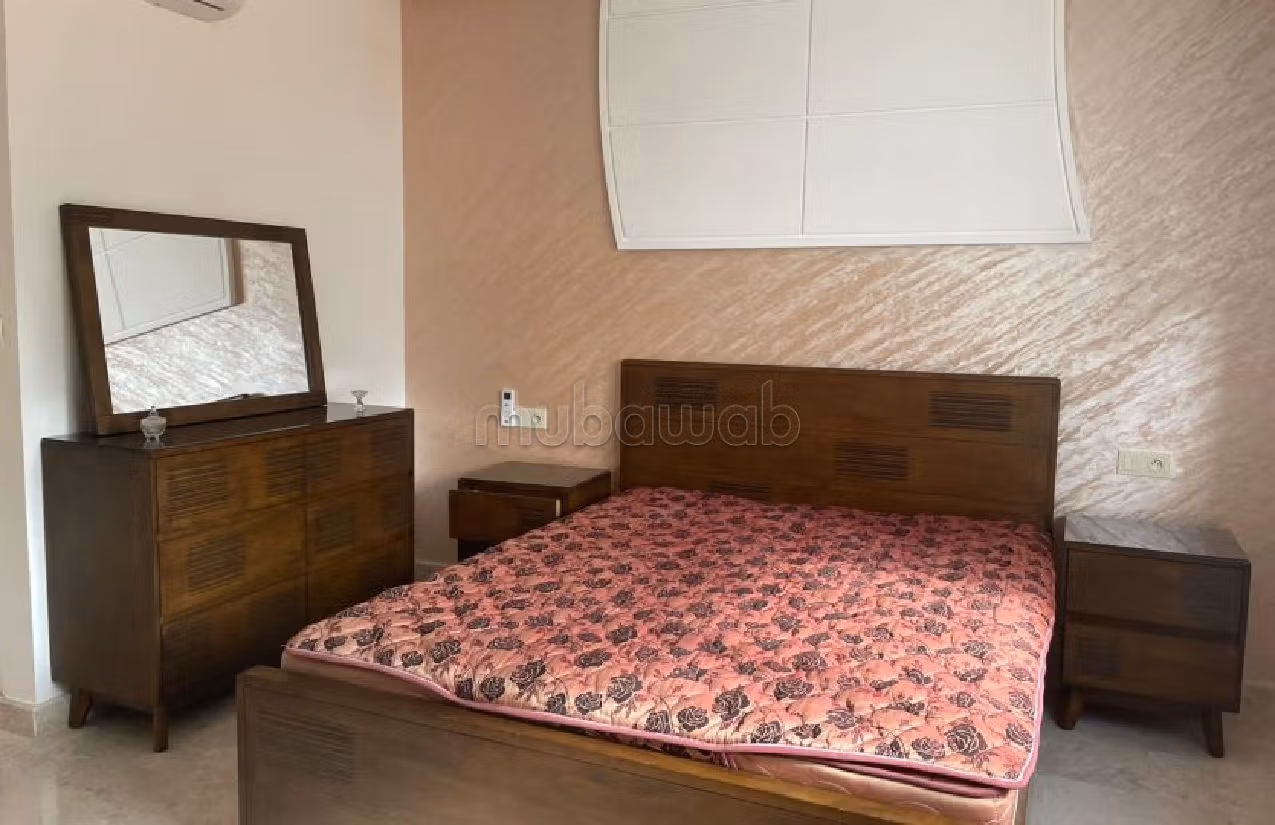 Affitto di uno splendido appartamento a Centre. 4 ampi locali. Ammobiliato