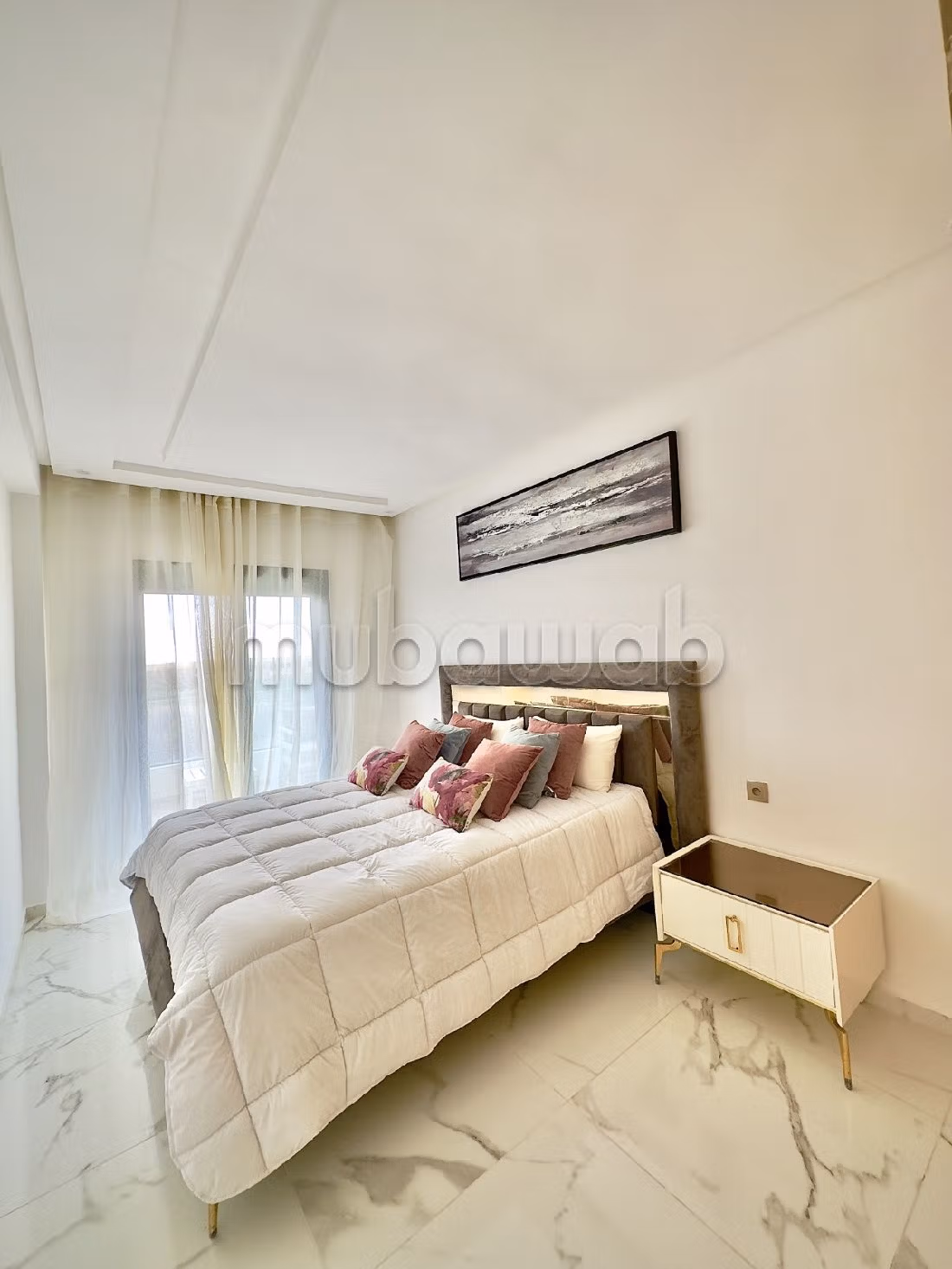 Vendita appartamento. 2 camere. Salone in stile marocchino e antenna parabolica. 