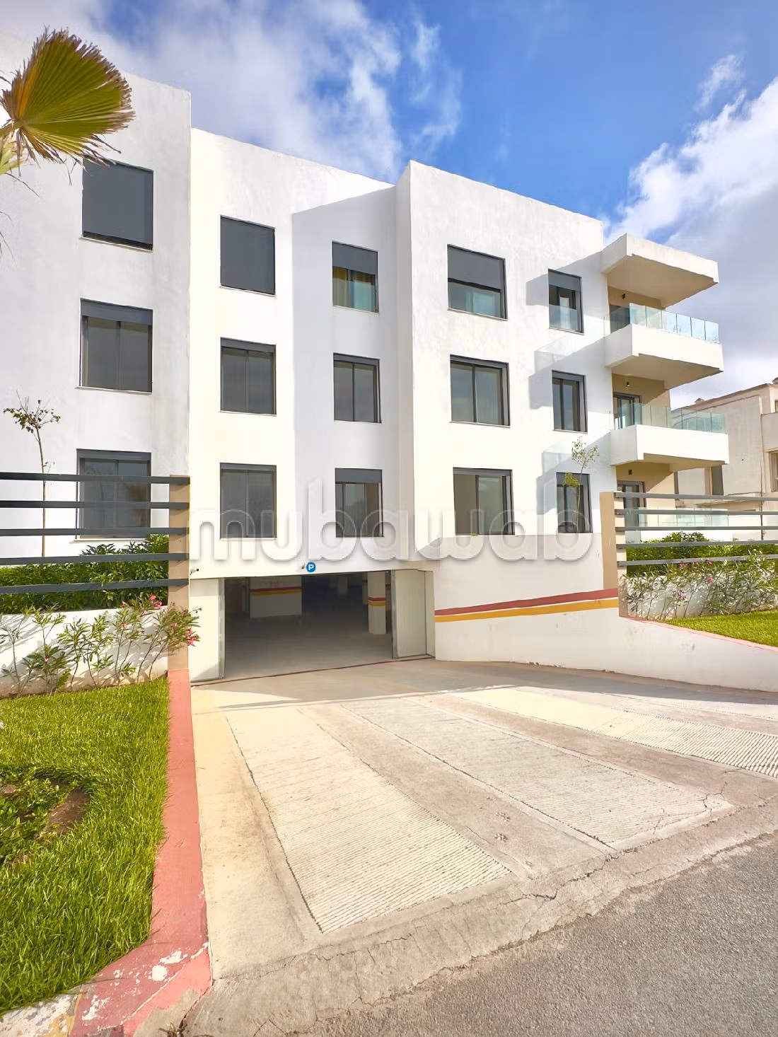 Vendita appartamento. 2 camere. Salone in stile marocchino e antenna parabolica. 