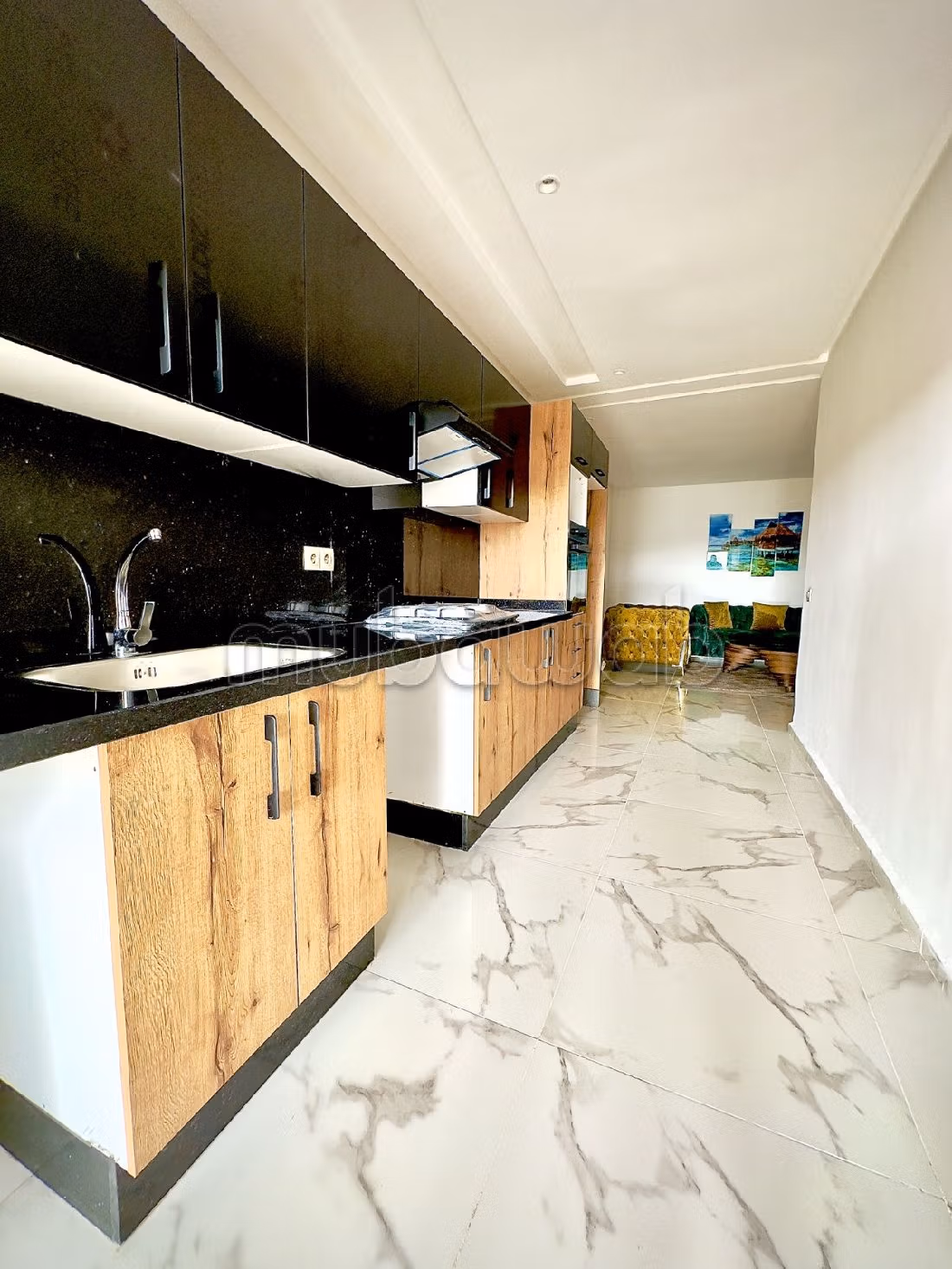 Vendita appartamento. 2 camere. Salone in stile marocchino e antenna parabolica. 