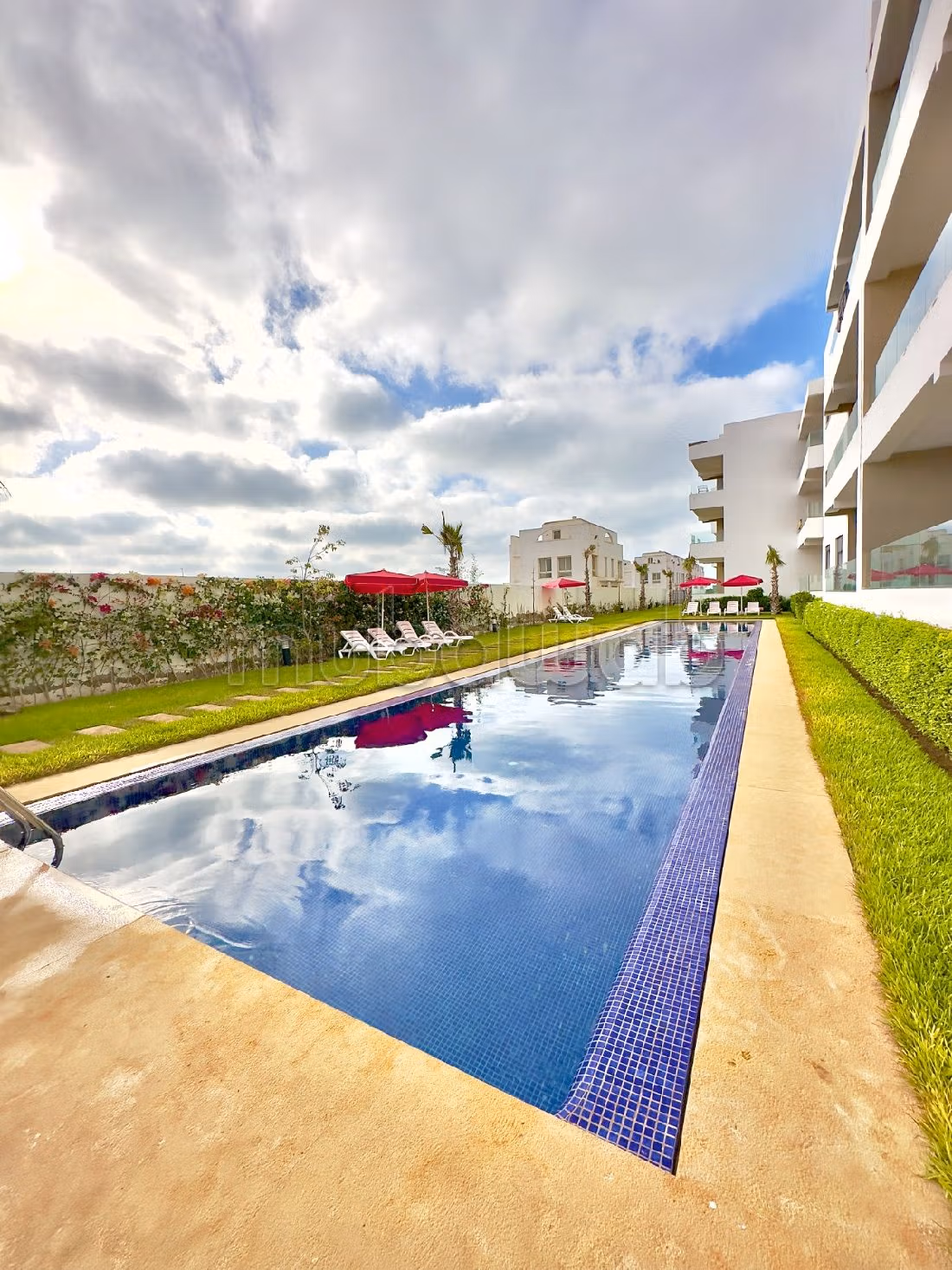 Vendita appartamento. 2 camere. Salone in stile marocchino e antenna parabolica. 