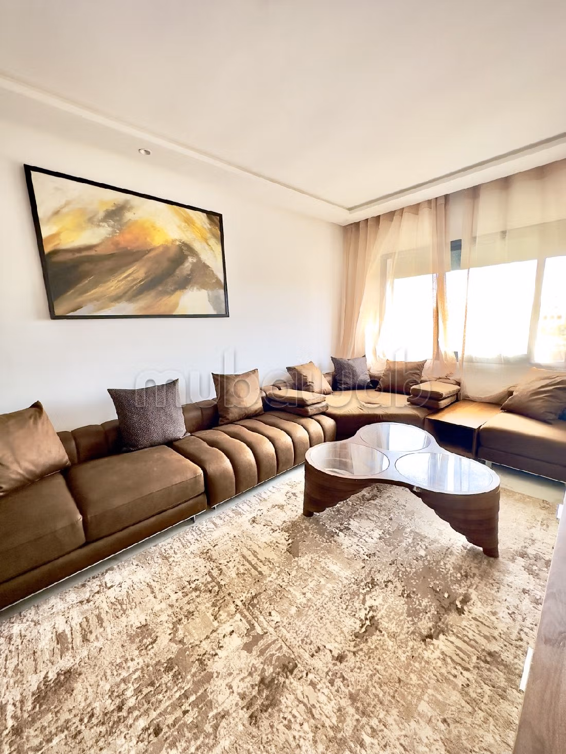 Vendita appartamento. 2 camere. Salone in stile marocchino e antenna parabolica. 