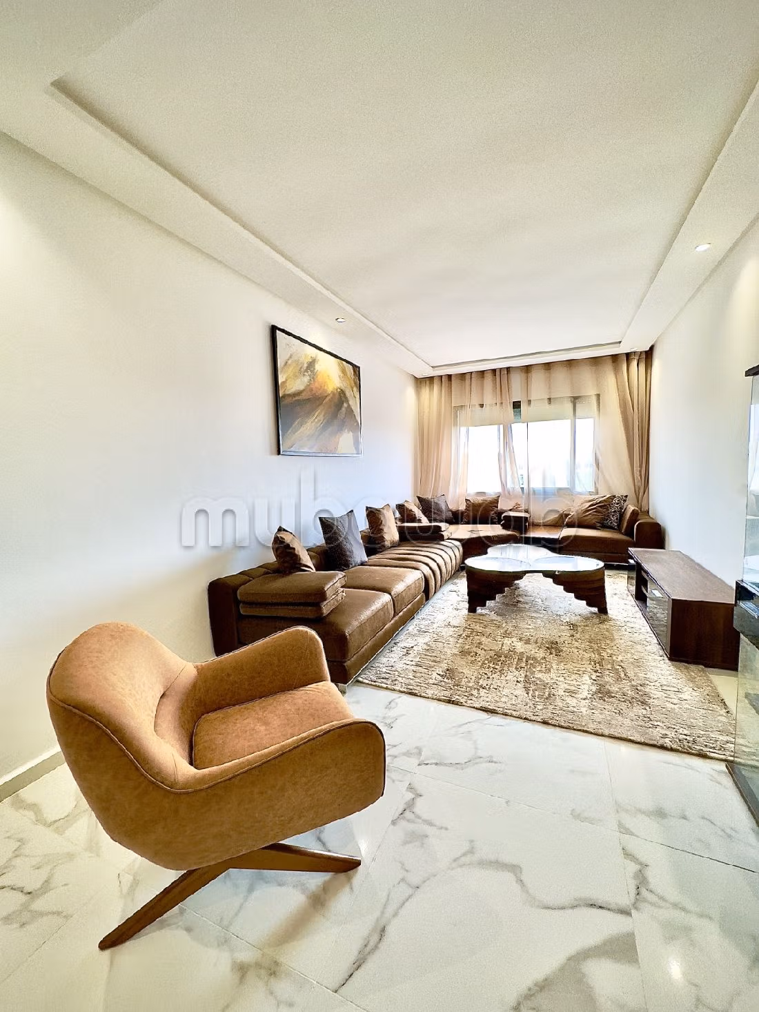 Vendita appartamento. 2 camere. Salone in stile marocchino e antenna parabolica. 