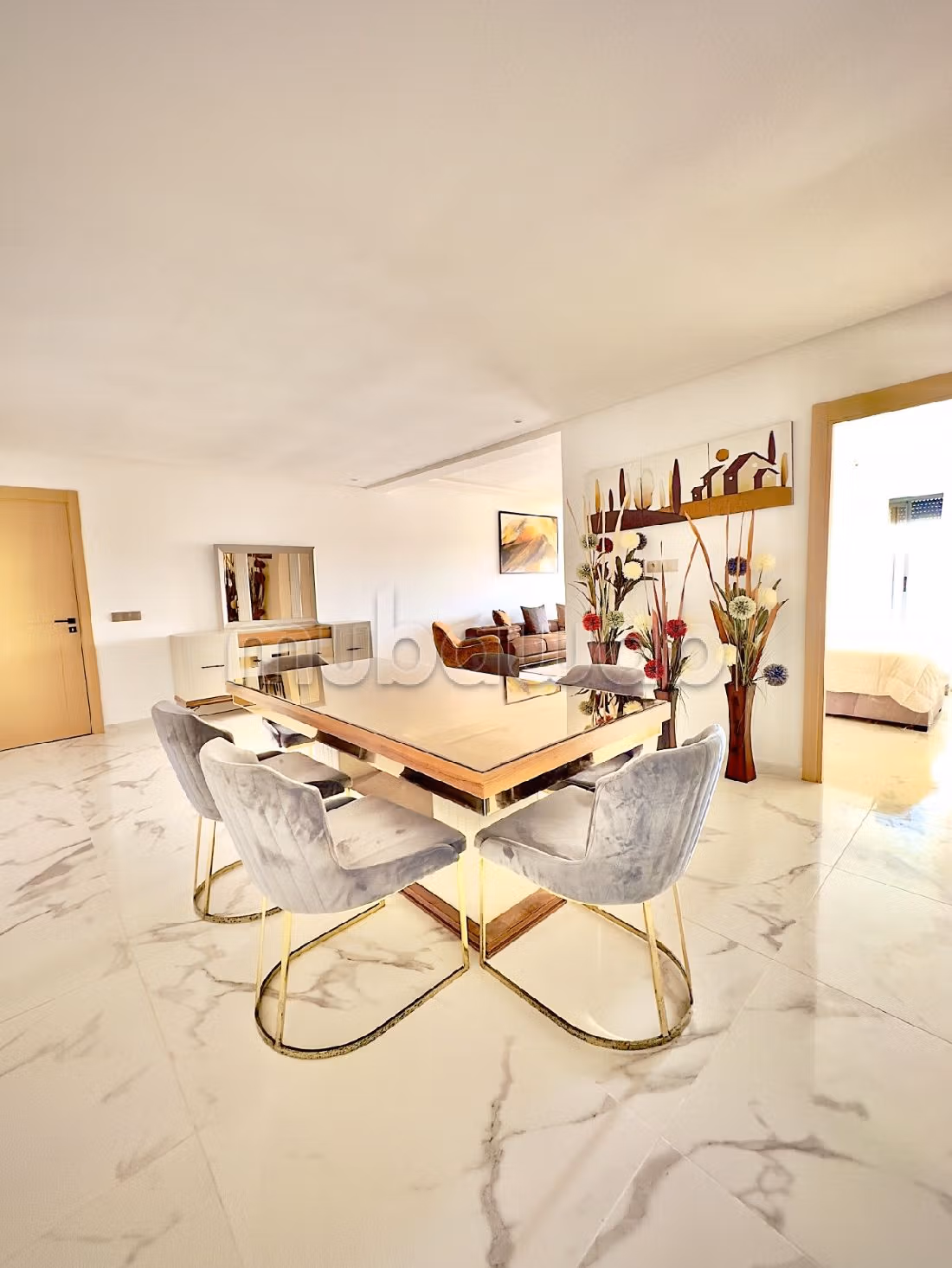 Vendita appartamento. 2 camere. Salone in stile marocchino e antenna parabolica. 