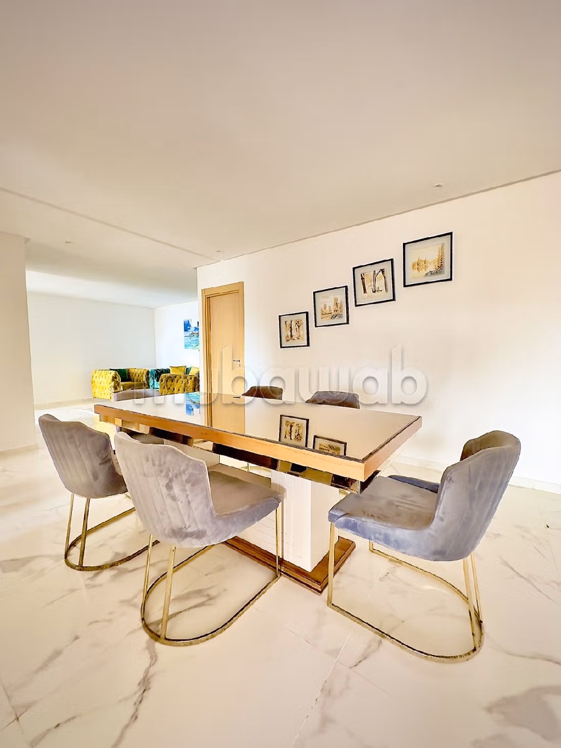 Vendita appartamento. 2 camere. Salone in stile marocchino e antenna parabolica. 