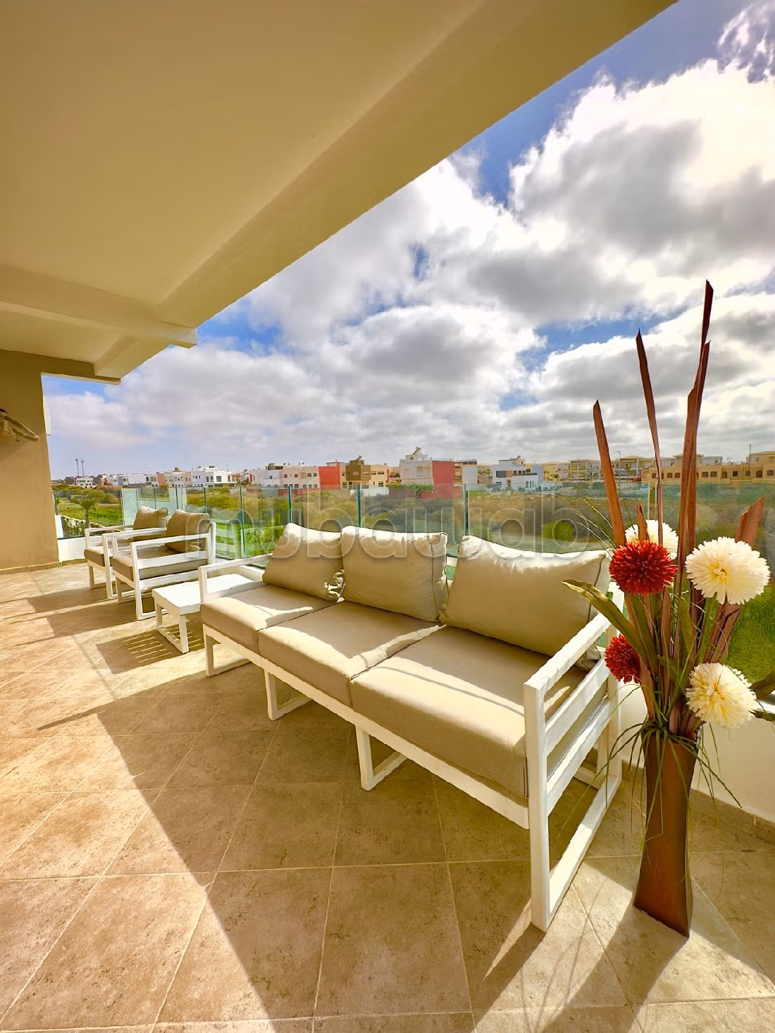 Vendita appartamento. 2 camere. Salone in stile marocchino e antenna parabolica. 