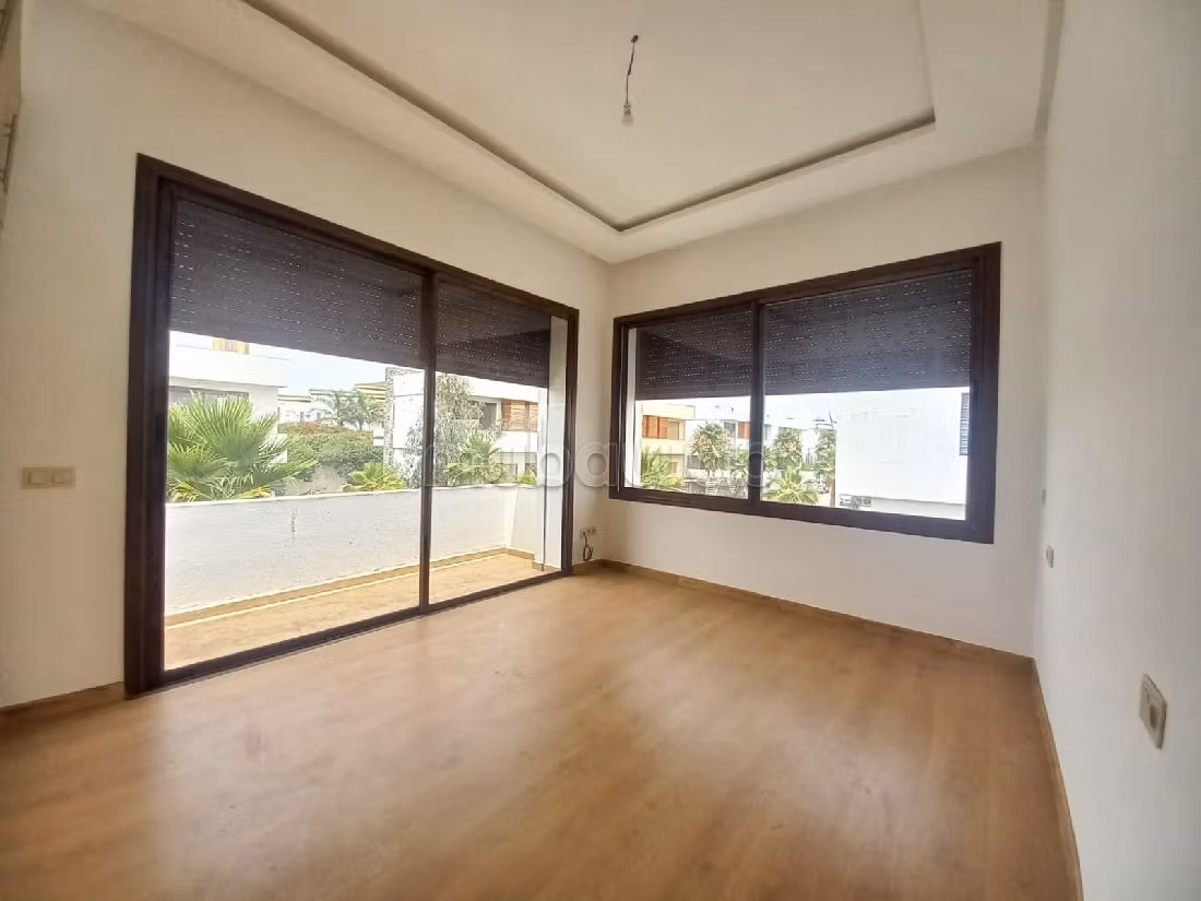 suntuosa casa en venta. Gran superficie 500 m². Conserje y aire condicionado. 
