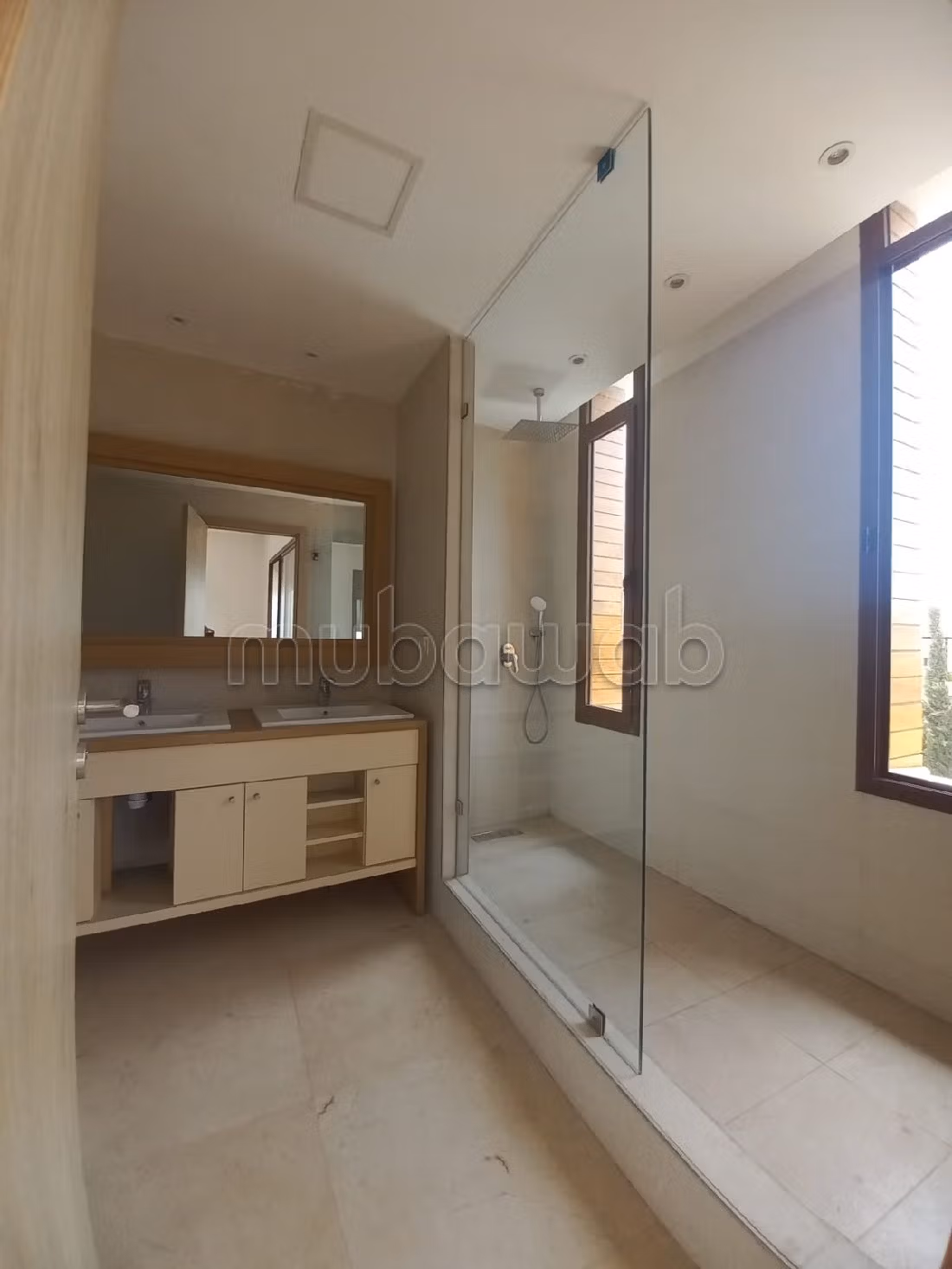 suntuosa casa en venta. Gran superficie 500 m². Conserje y aire condicionado. 