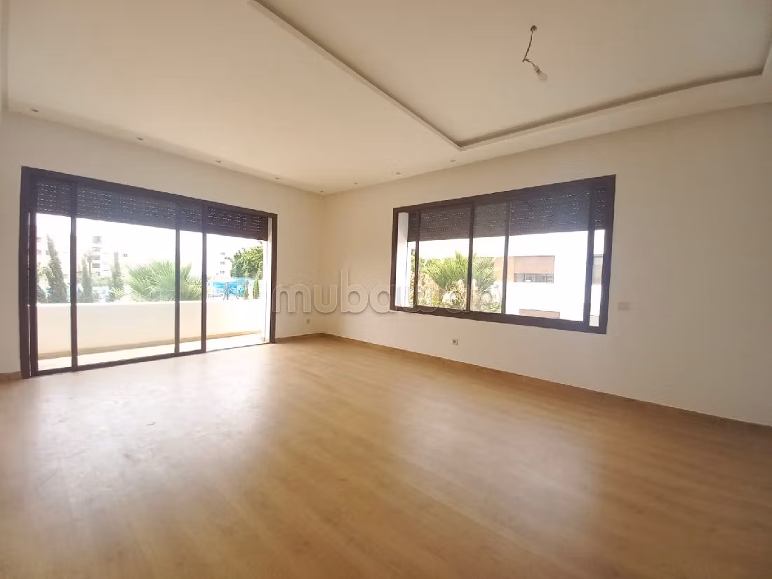 suntuosa casa en venta. Gran superficie 500 m². Conserje y aire condicionado. 