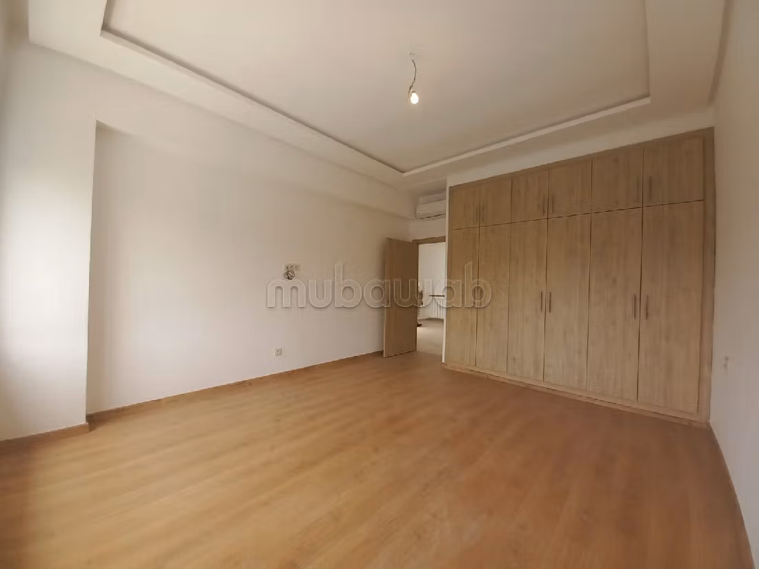 suntuosa casa en venta. Gran superficie 500 m². Conserje y aire condicionado. 