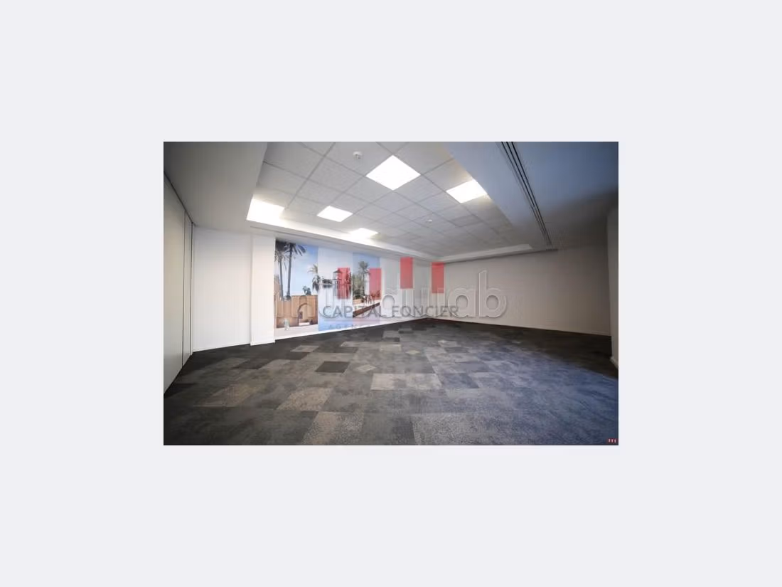 Comodo ufficio in affitto a Anfa. Superficie di 900 m². Sistema di climatizzazione. 