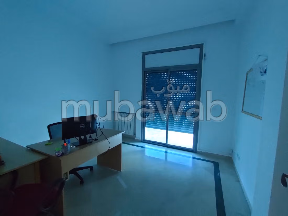 عقارت تجارية للكراء ب ضفاف البحيرة 1. المساحة 200 م². تتوفر الإقامة على خدمة الكونسياج ونظام تكييف الهواء. 