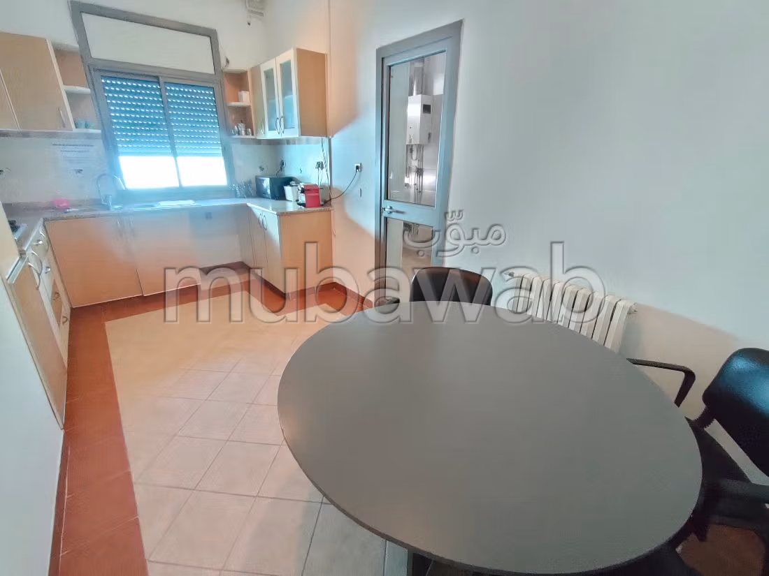 عقارت تجارية للكراء ب ضفاف البحيرة 1. المساحة 200 م². تتوفر الإقامة على خدمة الكونسياج ونظام تكييف الهواء. 