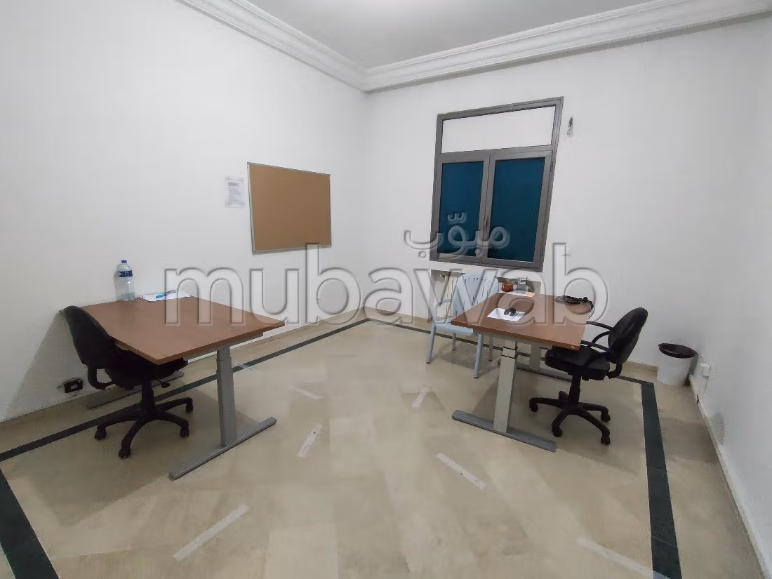 عقارت تجارية للكراء ب ضفاف البحيرة 1. المساحة 200 م². تتوفر الإقامة على خدمة الكونسياج ونظام تكييف الهواء. 