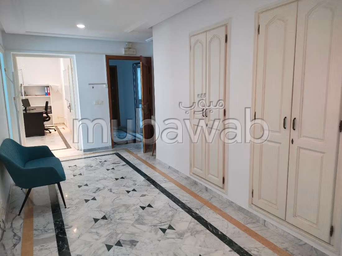 عقارت تجارية للكراء ب ضفاف البحيرة 1. المساحة 200 م². تتوفر الإقامة على خدمة الكونسياج ونظام تكييف الهواء. 